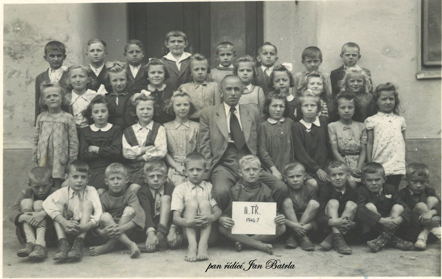 AZŠ 1946-1947 deti s učitelem Batrlou  160526125444_0005.jpg
